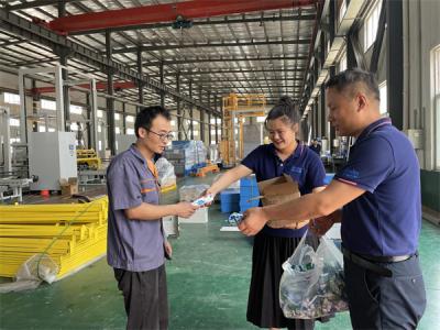 深藍(lán)自動(dòng)纏繞包裝機(jī)廠(chǎng)家為一線(xiàn)員工“送清涼”