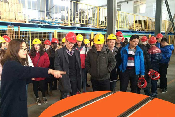 深藍(lán)機(jī)器公司領(lǐng)導(dǎo)為高校學(xué)生授課 深藍(lán)機(jī)器公司領(lǐng)導(dǎo)為高校學(xué)生授課