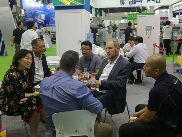 托盤纏繞包裝設(shè)備 托盤纏繞包裝設(shè)備